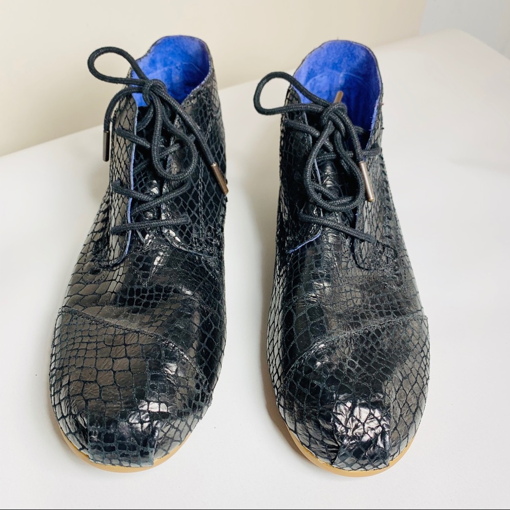 TOMS Black Serpentine Tribal Boots Women S…